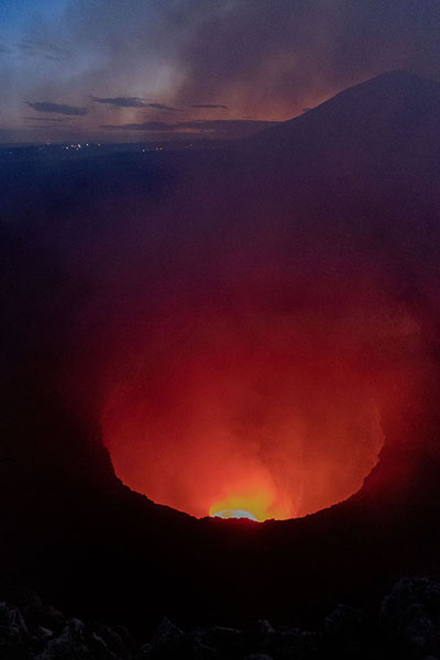 Foto de Smoke coming out of the main crater of Masaya Volcano with sunset in the backgroundVolcán de Masaya - Nicaragua