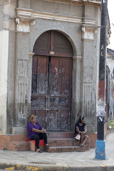 Two women sitting at the corner of a street in Masaya | Masaya | le Nicaragua