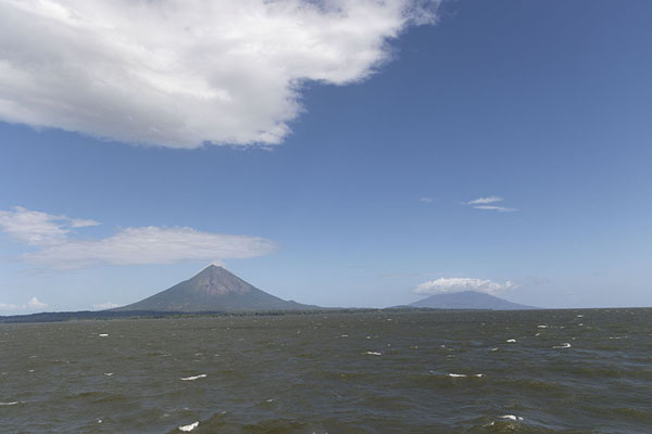 Photo de Twin volcanoes of Concepción and Maderas rising from Lake Nicaragua - le Nicaragua - Amérique