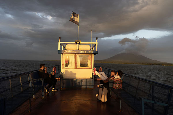 Foto van Afternoon ferry on Lake Nicaragua with Ometepe in the background - Nicaragua - Amerika