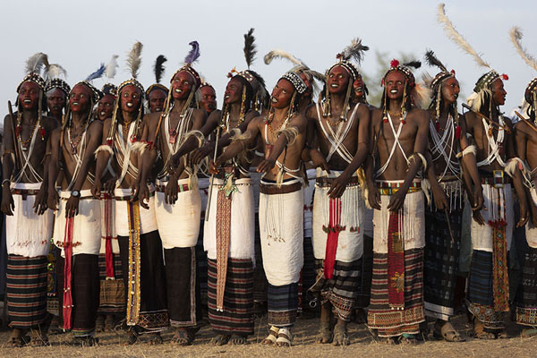 Photo de Part of the line-up of young Wodaabe men hoping to be selected as a husband at GerewolGéréwol - Niger