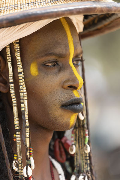 Picture of Gerewol (Niger): Wodaabe man with painted face and hat at the Gerewol festivities