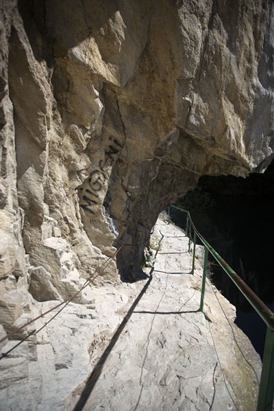 Trail under a rocky overhang | Canyon de Matka | Macédoine du Nord