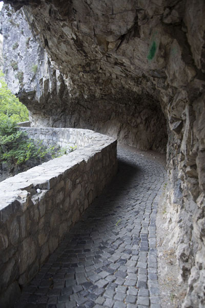 Parts of the trail run under a rocky overhang | Canyon de Matka | Macédoine du Nord