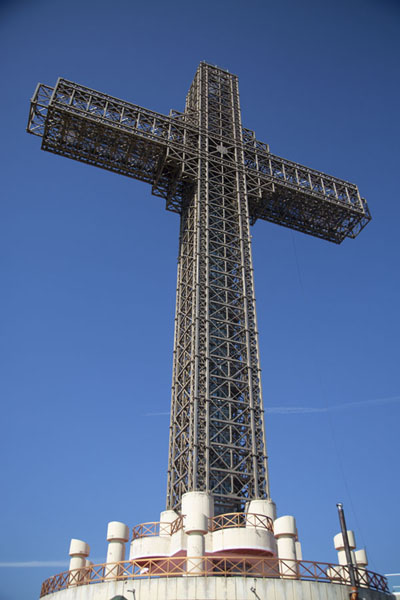 Foto van Looking up the steel structure of the Millennium CrossSkopje Millenniumkruis - Noord-Macedonië