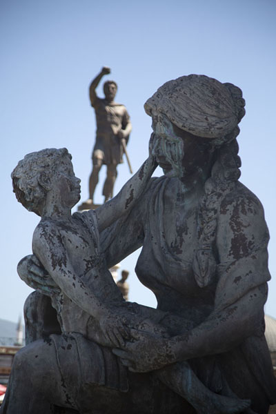 Photo de Close-up of a wife of King Philip II with small Alexander, and the king in the backgroundStatues de Skopje - Macédoine du Nord