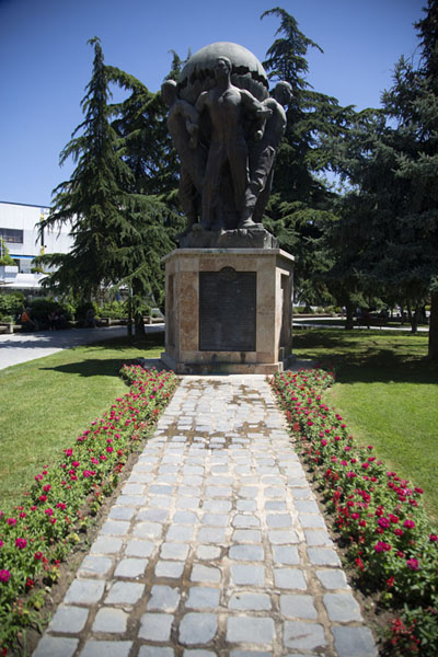 Men carrying the planet on their shoulders | Statues de Skopje | Macédoine du Nord