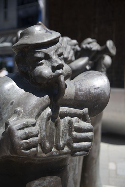 Sculptures of a musician in the streets of Skopje | Skopje standbeelden | Noord-Macedonië