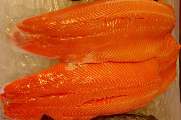 Fresh salmon on ice in a stall at the fish market | Marché des poissons de Bergen | la Norvège