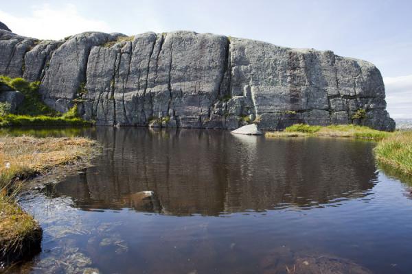 Photo de Small pond with reflected rocks right above Preikestolen - la Norvège - Europe