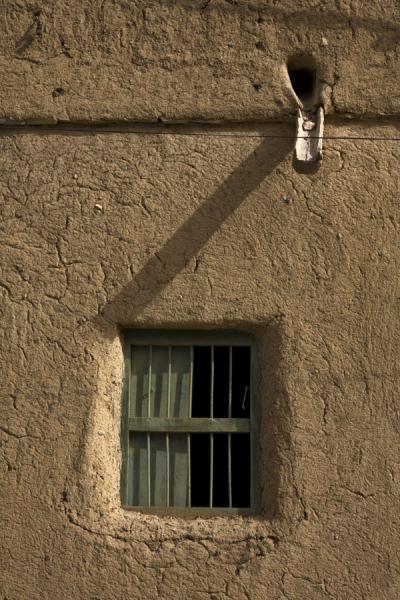 Picture of Hamra Old Town (Oman): Detail of an adobe house in Hamra: window