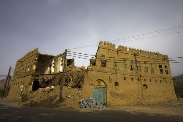 Picture of Hamra Old Town (Oman): Old crumbling building in the old town of Hamra