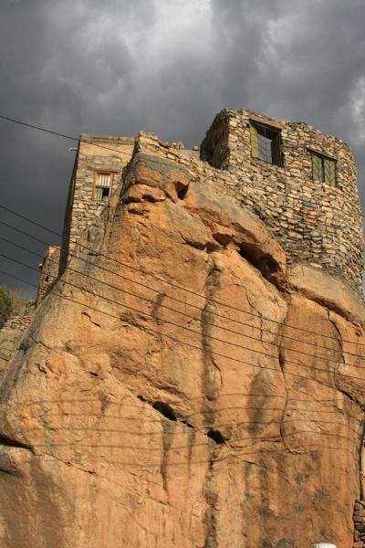 Foto van House on rocks in MisfatJabrin Kasteel - Oman