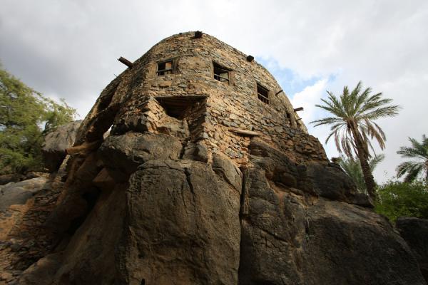 Foto van Typical stone house of MisfatJabrin Kasteel - Oman