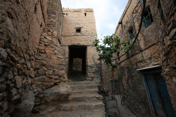 Streets are narrow in Misfat | Chateau de Jabrin | Oman