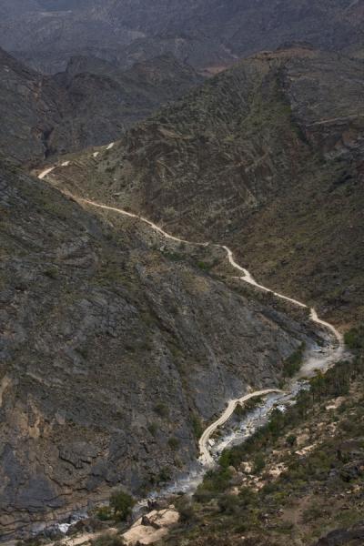 Picture of Wadi Bani Awf (Oman): View over the track to Hat seen from above