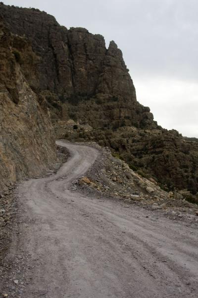 Foto van Gravel track leading out of Wadi Bani Awf - Oman - Azië