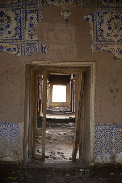 Photo de Ruins of a building inside Derawar Fort with remains of decorative elementsDerawar - Pakistan