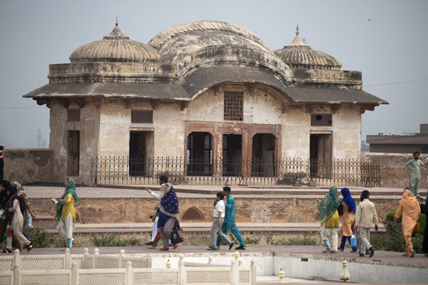 Foto van People passing Seh Dahri Pavilion in Jahangir's Quadrangle - Pakistan - Azië