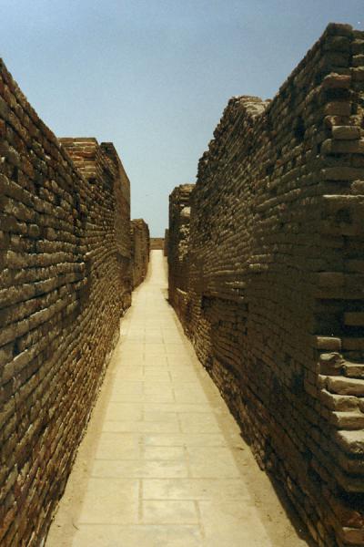 Foto van An alley in the ruins of MoenjodaroMoenjodaro - Pakistan