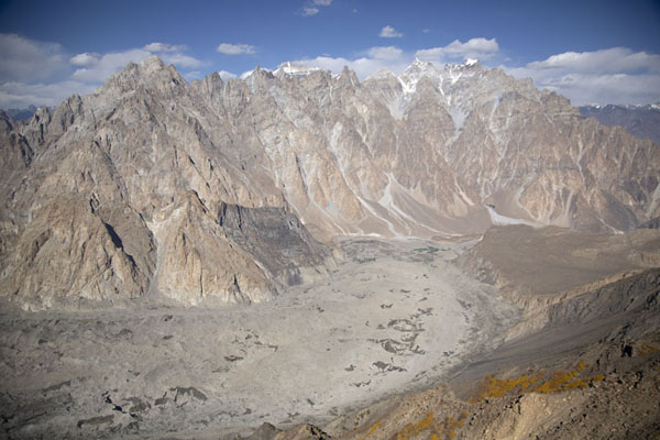 Photo de The lower section of the Batura glacierPatundas - Pakistan