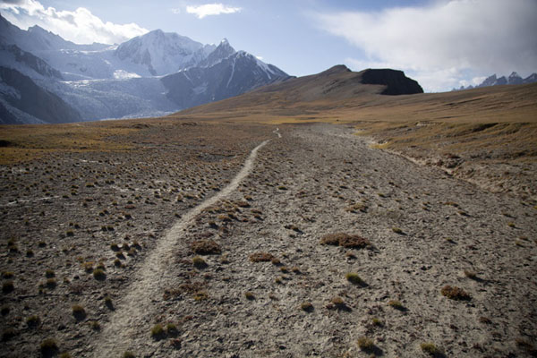 Trail leading to Patundas Peak with the Passu and Shispare Peaks to the far left | Patundas | Pakistan