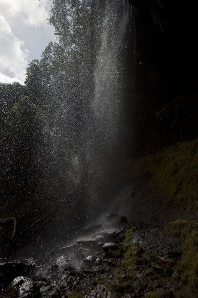 Ngardmau waterfall seen from behind | Chute de Ngardmau | Palaos