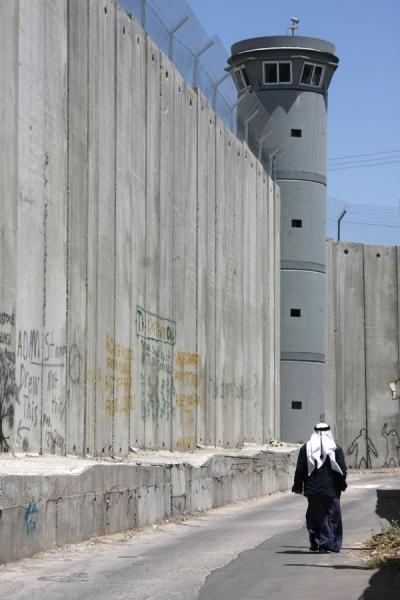 Foto di Palestinian man dwarfed by the Israeli WallBetlemme - Palestina