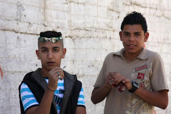 Foto van Palestinian teenagers showing off in Askar refugee campPalestine - Palestina