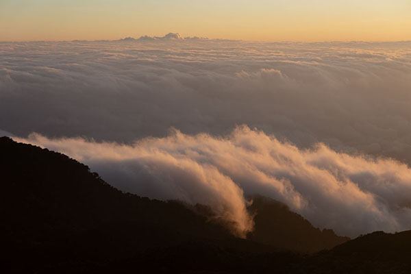 Foto di Clouds floating into the slopes of Barú Volcano at sunriseBarú Volcano - Panama