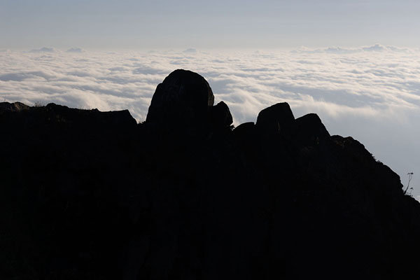 Foto di Contours of rocks with clouds in the background seen from the summit of Barú Volcano - Panama - America