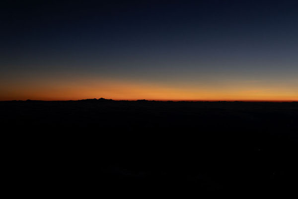 Foto di Sunrise announcing itself at the horizon seen from Barú VolcanoBarú Volcano - Panama
