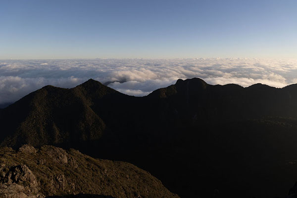 Photo de Part of the mountain range seen from the top of Barú Volcano after sunriseBarú Volcano - le Panama