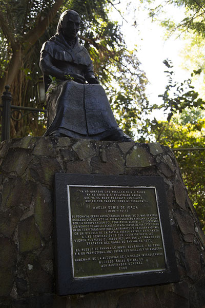 Foto van Statue of Amelia Denis de Icaza, famous Panamanian poet who underlined the importance of Ancon HillPanama-Stad - Panama