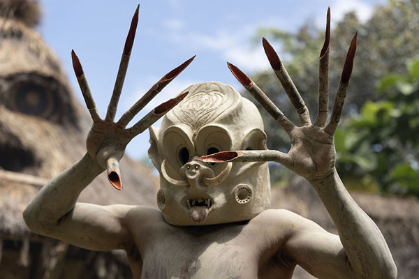 Foto van One of the Asaro mudmen with long fingersAsaro Mudmen - Papoea Nieuw Guinea