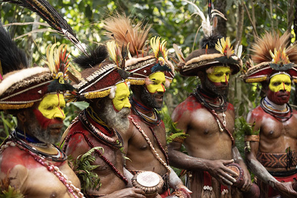 Group of Huli Wigmen in a row | Huli Wigmen | Papoea Nieuw Guinea