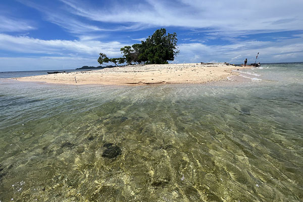 Tiny island off the north coast of New Britain | Kimbe Kavieng Overland | Papoea Nieuw Guinea