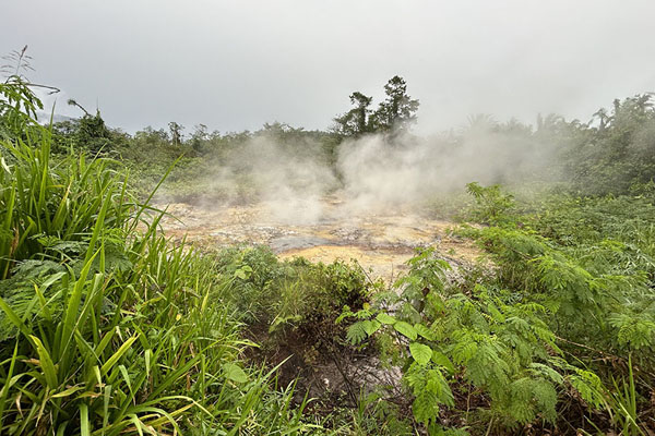 Hot river near the road to Ulamona | Kimbe Kavieng Overland | Papúa Nueva Guinea