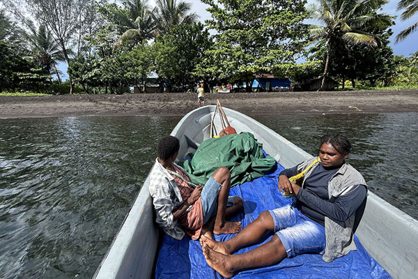 Foto van Ladies accompanying us on the banana boat to RabaulNew Britain - Papoea Nieuw Guinea