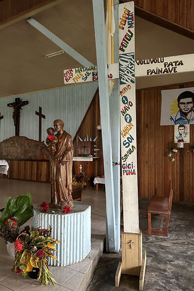 Inside view of Ulamona church | Kimbe Kavieng Overland | Papúa Nueva Guinea