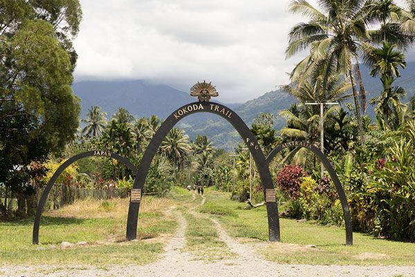 Foto van Arches marking the beginning, or the end, of the Kokoda TrackKokoda - Papoea Nieuw Guinea