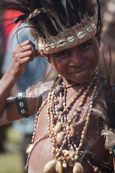 Young kid dressed up in traditional attire for this group from Kambaramba | Madang festival | Papouasie Nouvelle Guinée