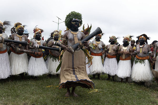 Foto van Group of women giving a performance at the Mount Hagen FestivalMount Hagen - Papoea Nieuw Guinea