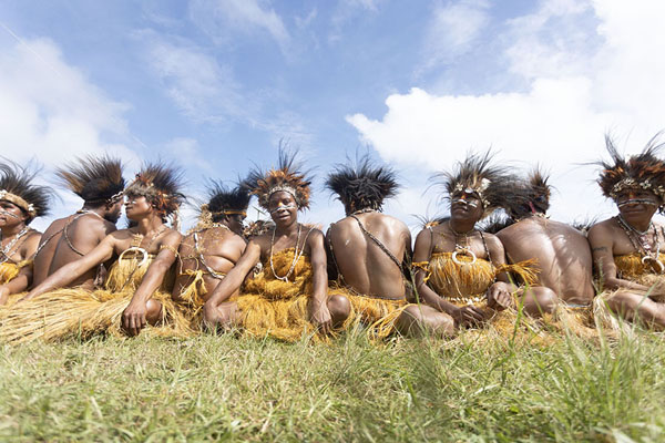 Row of women sitting on the ground, slowly moving | Festivale di Mount Hagen | Papua Nuova Guinea