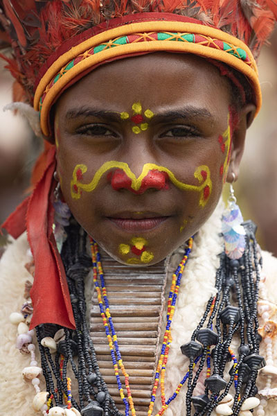 Foto van Young kid with facioal decorations and headdress at the Mount Hagen FestivalMount Hagen - Papoea Nieuw Guinea