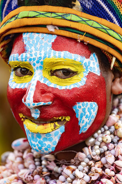Young woman with painted face and shell necklace at the Mount Hagen Festival | Festivale di Mount Hagen | Papua Nuova Guinea