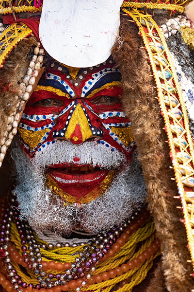 Foto van Brightly painted face of a man at the Mount Hagen FestivalMount Hagen - Papoea Nieuw Guinea