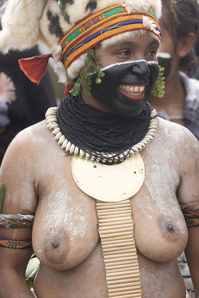 Foto van Woman with half painted face at the Mount Hagen FestivalMount Hagen - Papoea Nieuw Guinea