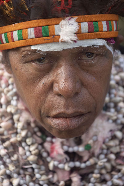 Foto van Man with headdress and necklaces at the Mount Hagen FestivalMount Hagen - Papoea Nieuw Guinea
