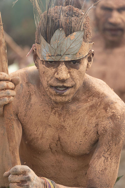Man with an earthy body at the festival of Mount Hagen | Mount Hagen Festival | Papoea Nieuw Guinea